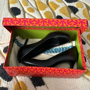 Tory Burch Leah mid heel pump in black leather with gold logo size 7